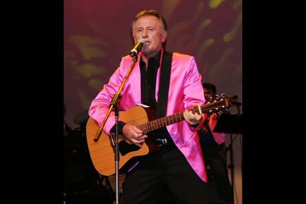 stewart_with_guitar_in_pink_jacket